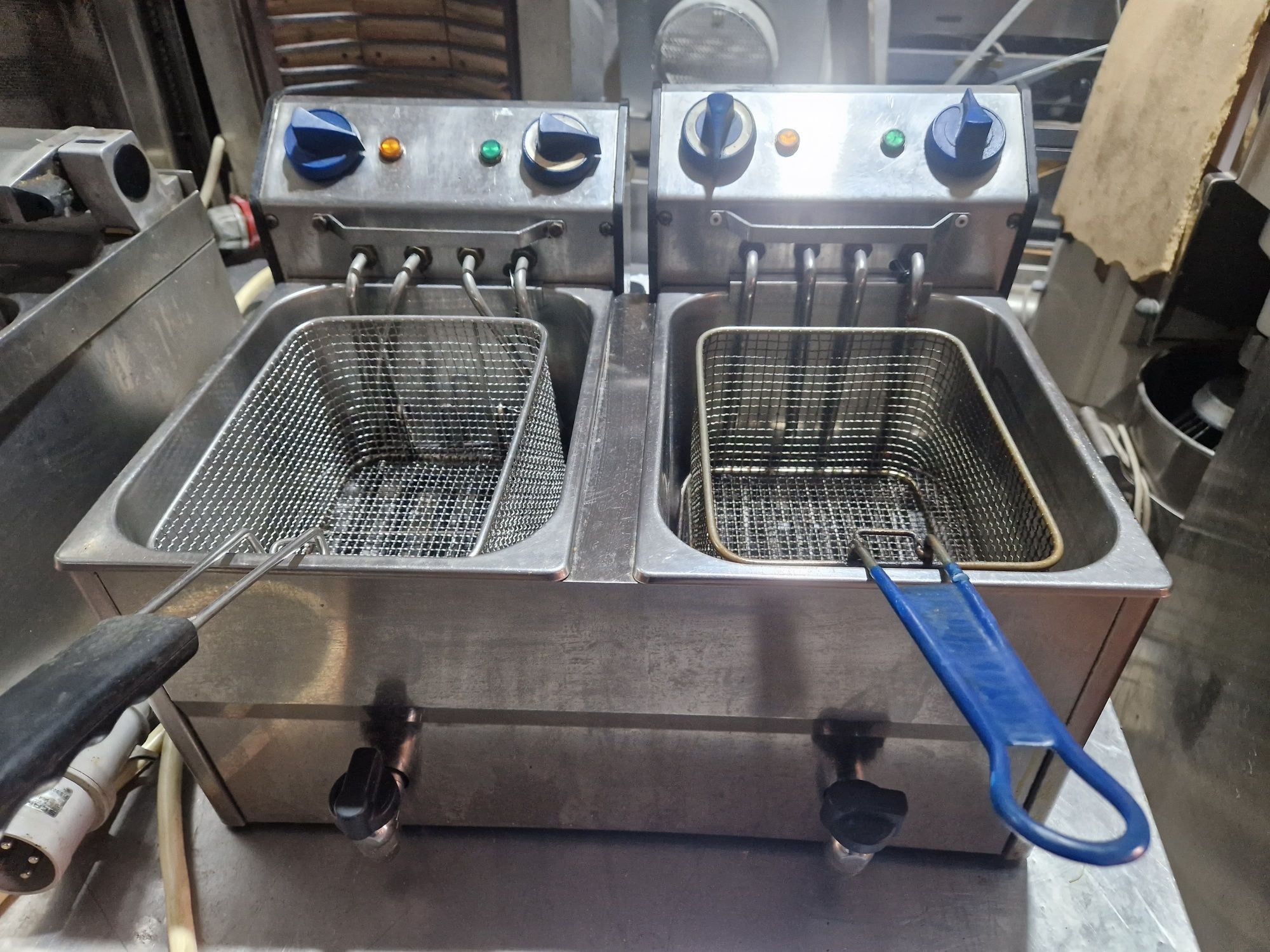 Friteuza dubla de putere cu banc, la 380v
