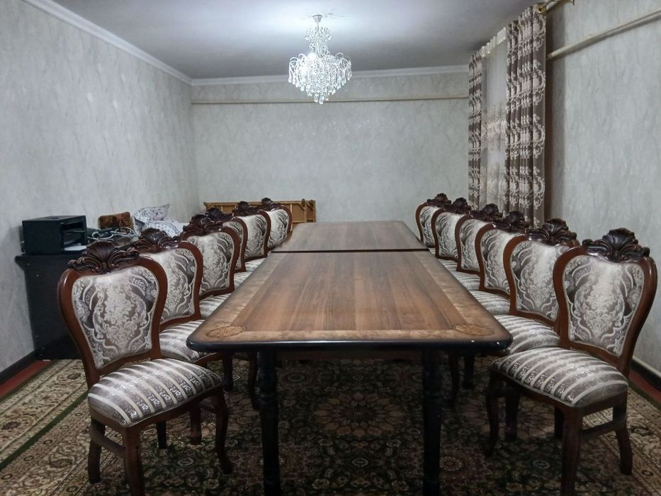 Большой стол и 12 стульев - китайская мебель.