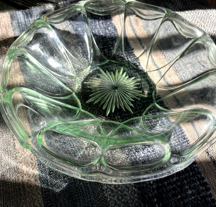 Стъклени вази и фруктовница