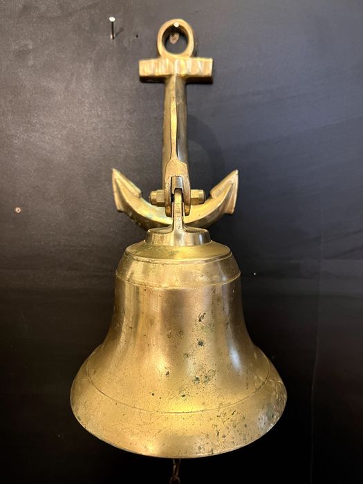 Clopot marinăresc decorat cu o ancora