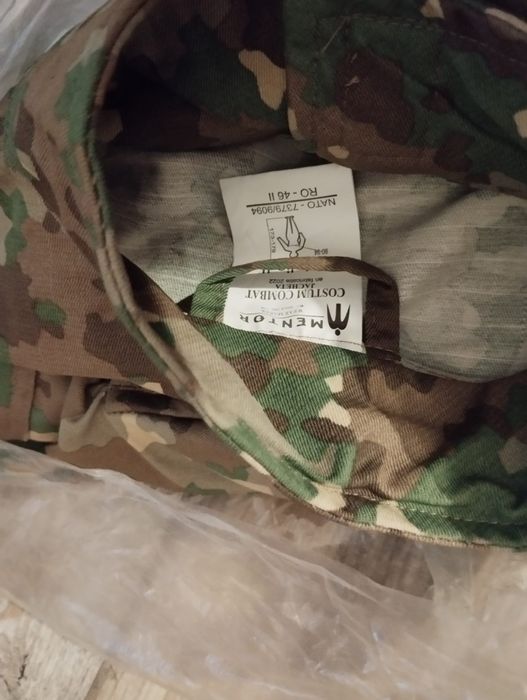 Vând costum și tricouri