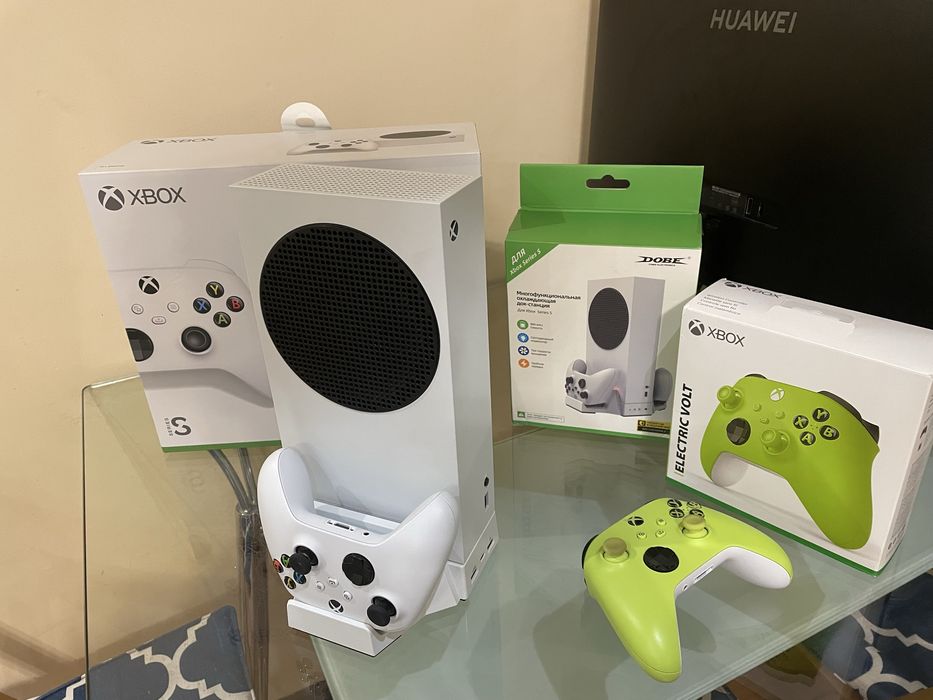 Xbox Series S (512 ГБ) + докстанция и два джойстика