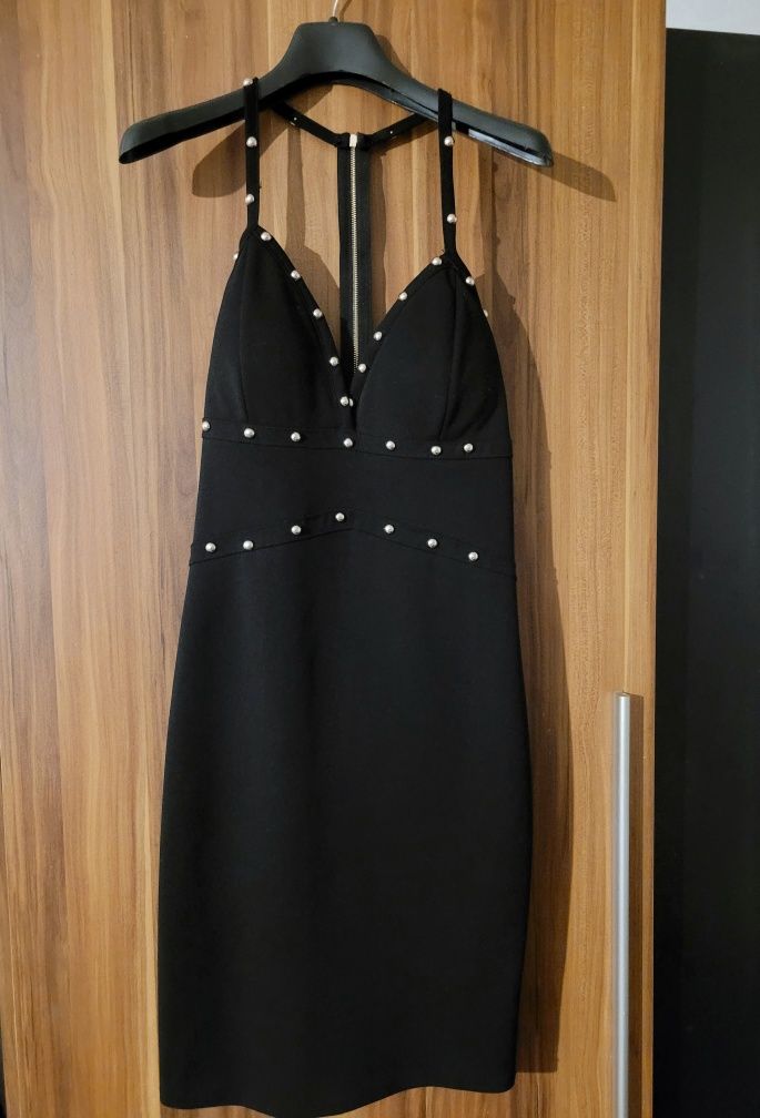 Официална черна рокля по тялото с гол гръб