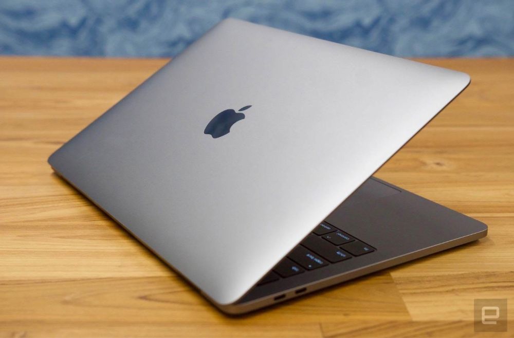 MacBook Pro cu TouchBar impecabil