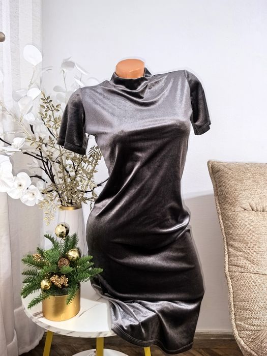 Rochie Zara catifea mărimea M nouă