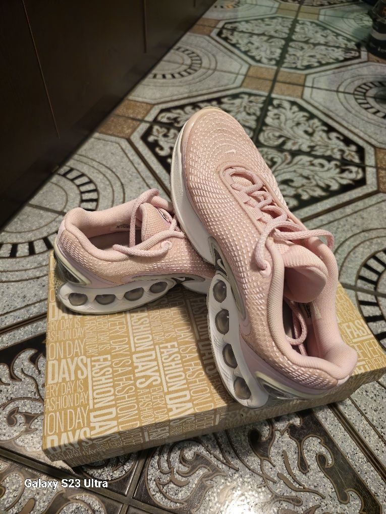 Оригинални маратонки Nike DN