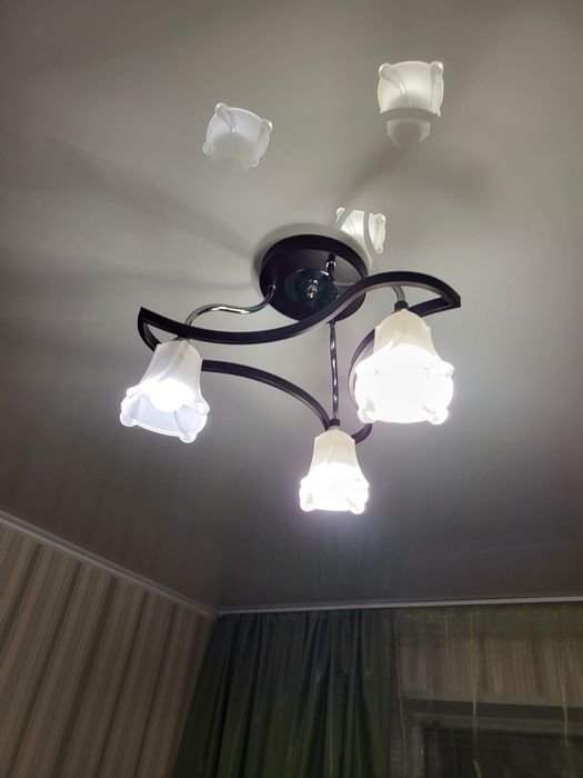 Продам люстру  для