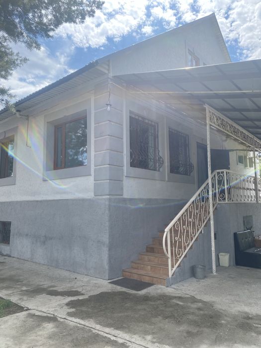 Большой гостевой дом с баней для отдыха.