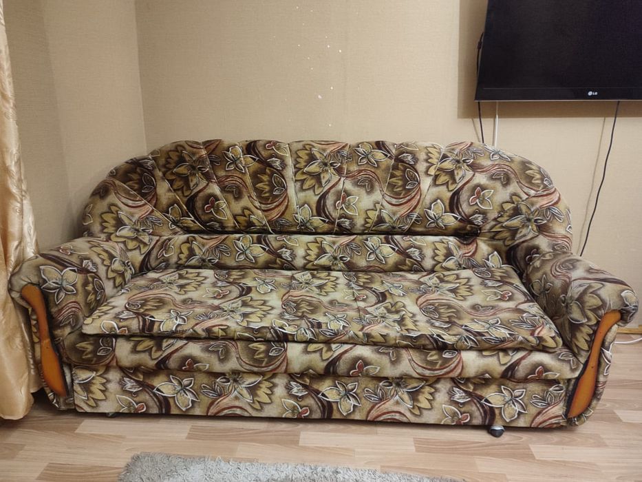 Продам уголок отдыха диван и два кресла.