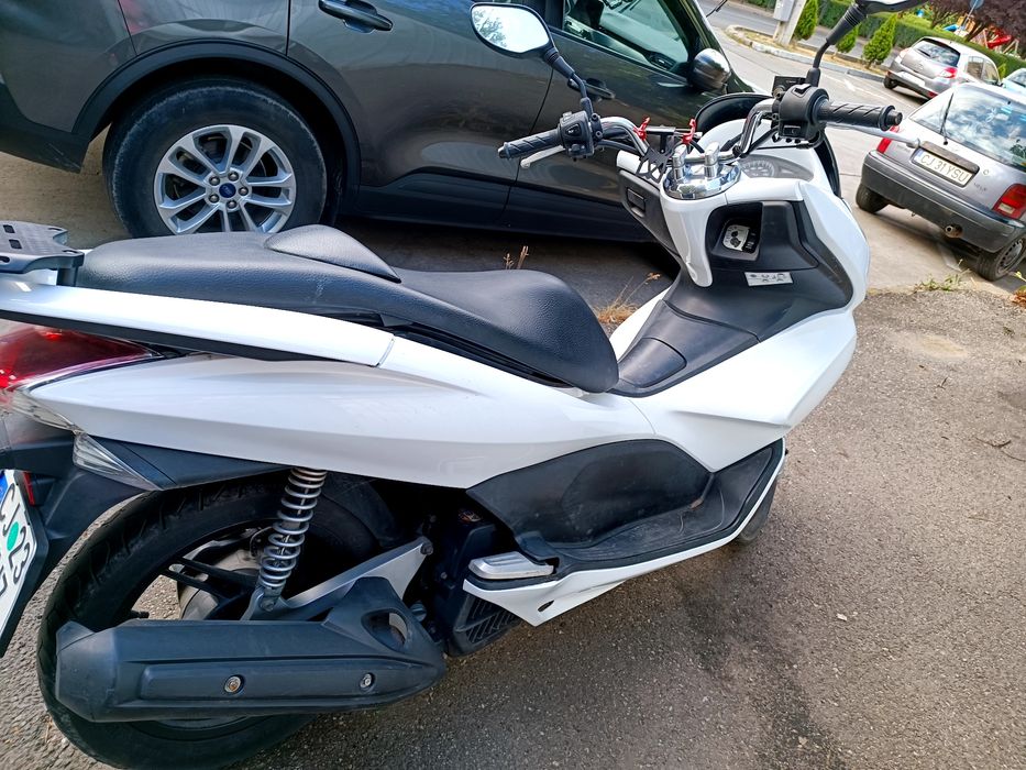 Scooter Honda PCX 125cm - 2 locuri , Top Case , 9 kw , categoria A, B