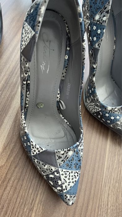 Остри обувки на ток