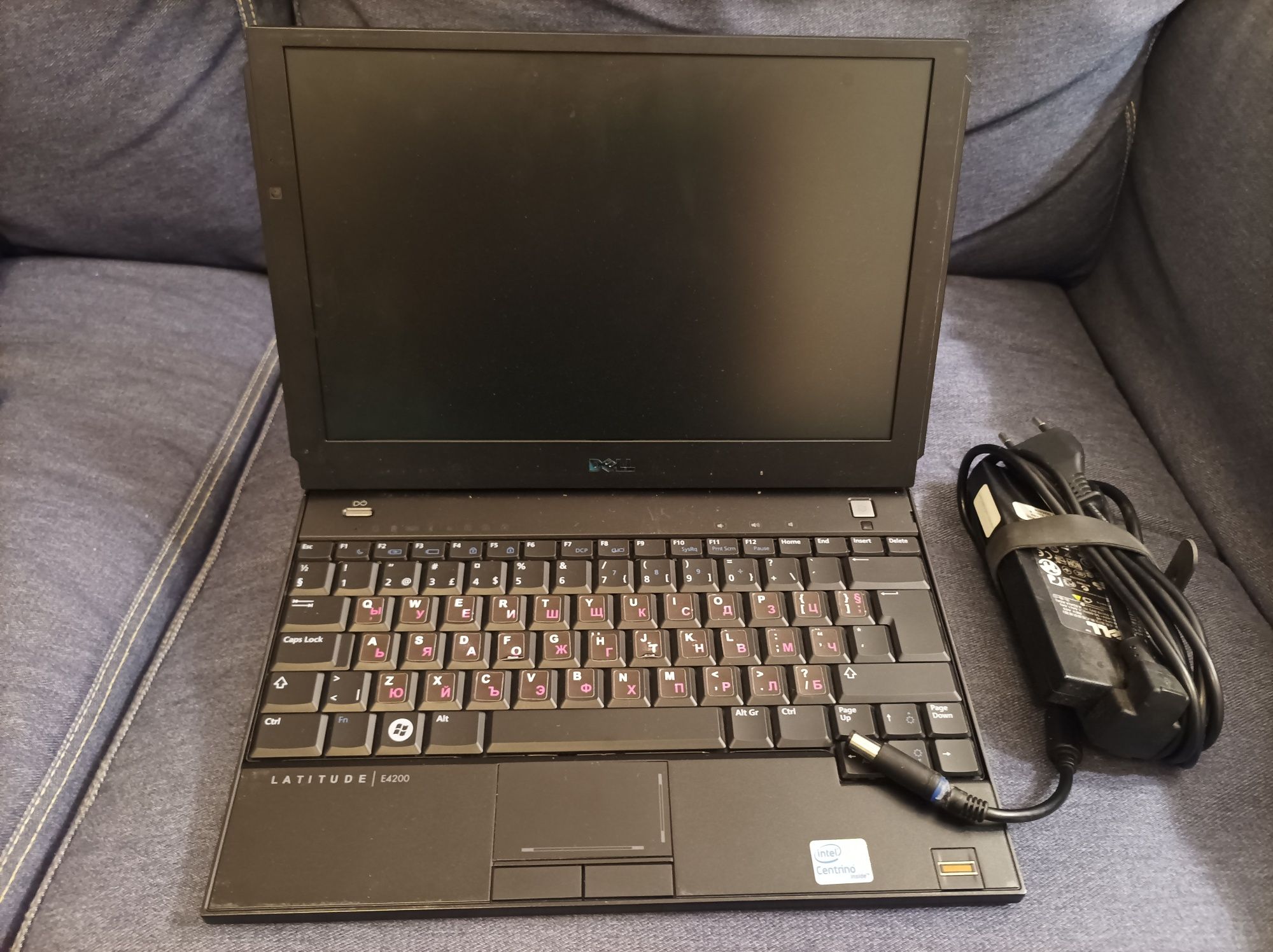 Dell Latitude E4200 с докинг станция