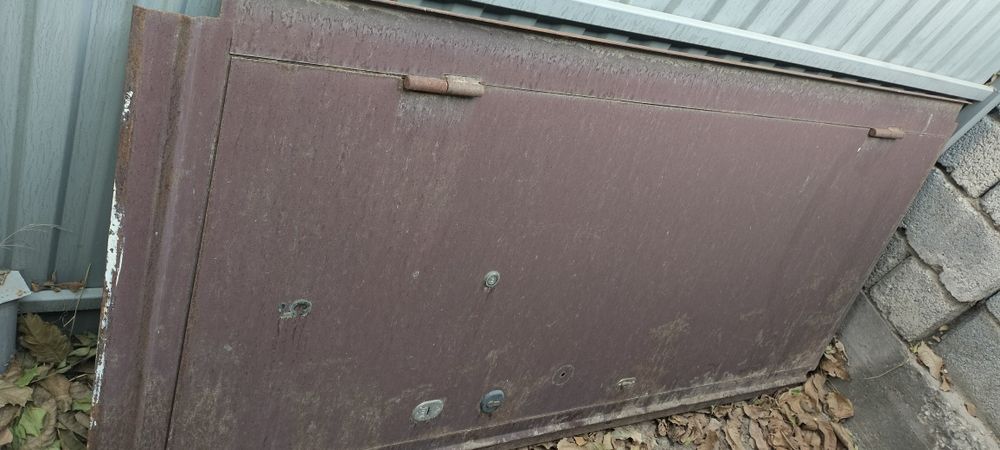 Продам дверь входную железная.