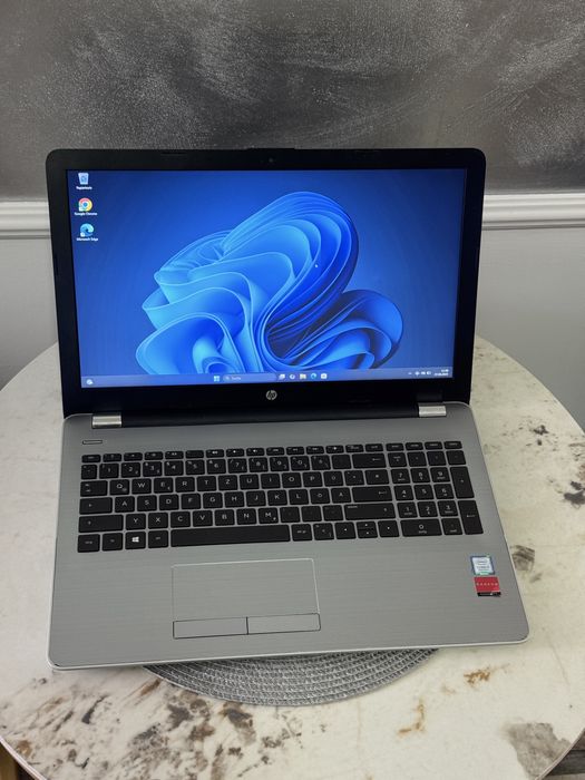Laptop Hp G6 15.6” i5 8th, 16Gb Ram DDR 4, 256 SSD, 2Gb AMD Radeon.