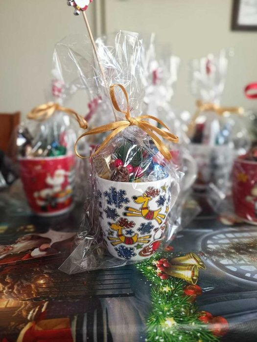 Коледни ръчно подредени чаши с лакомства