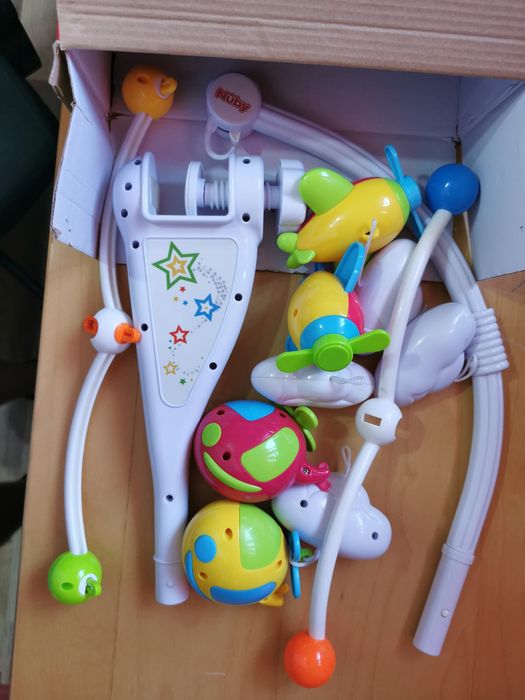 Vând carusel pătuț aproape nou, accesoriile nefolosite doar mecanismul