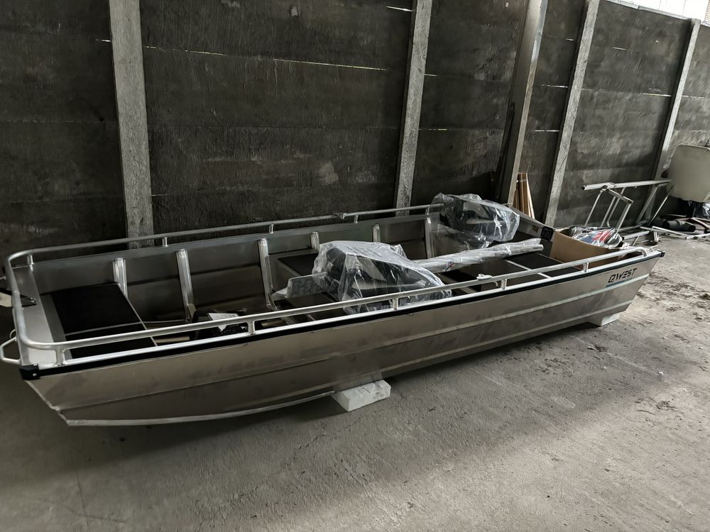 Barca de aluminiu pt pescuit de 3,86 m lungime pe 2 m latime