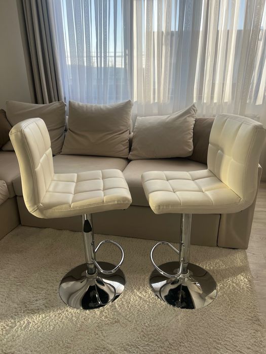 2 scaune bar, stare foarte buna, culoare bej