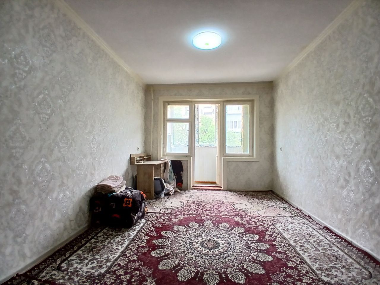 1 xonalik 2 xona qilingan uy sotiladi kirguli 16-maktab yonida