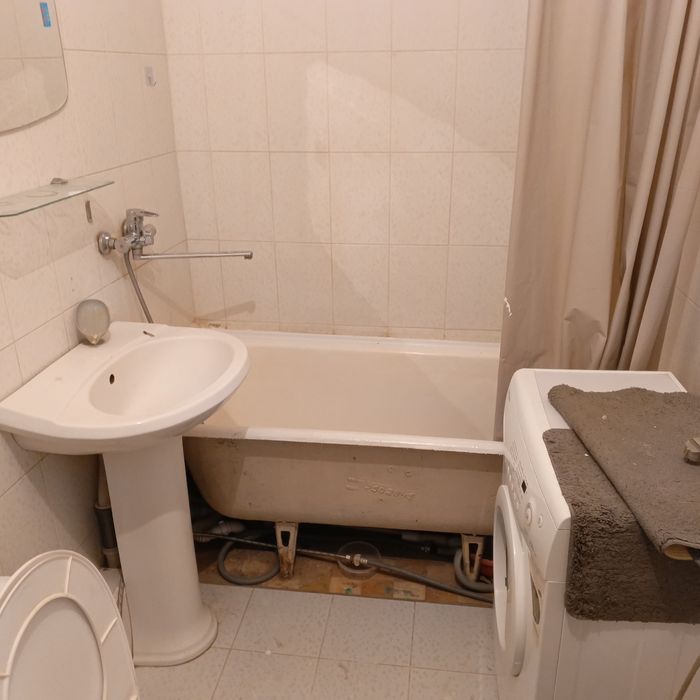 Сдам 1 км кв район угл есет бат и абай