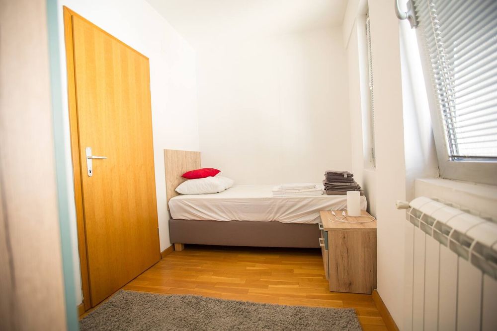 Тристаен обзаведен апартамент под наем в кв. Младост