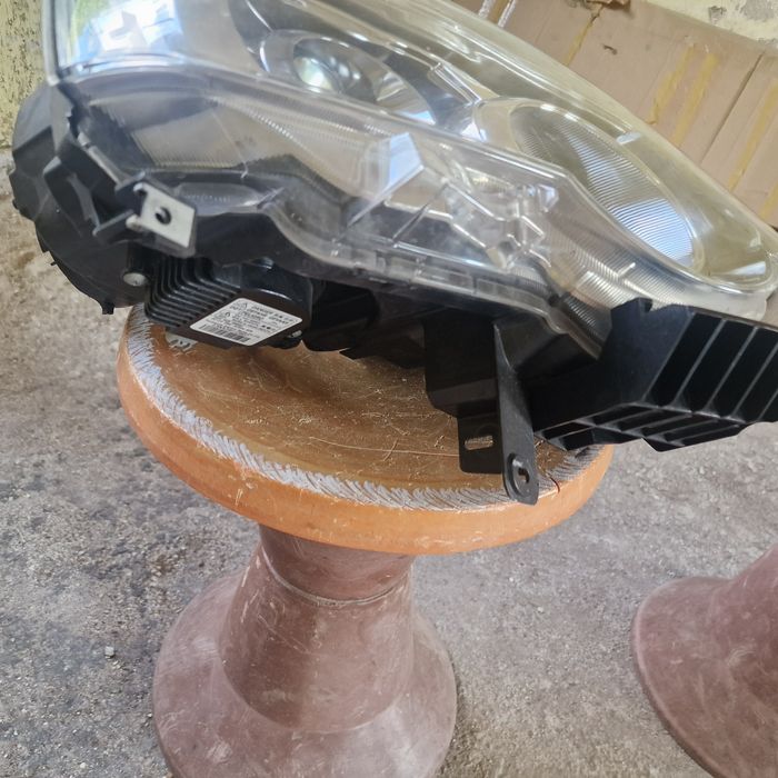 Nissan X-trail 2012 xenon десен фар