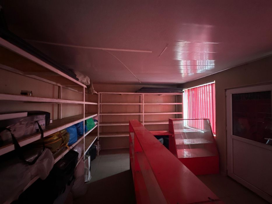 Продам стеллажи, полки и витрины