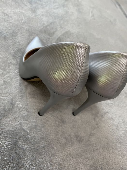 Vând pantofi stiletto