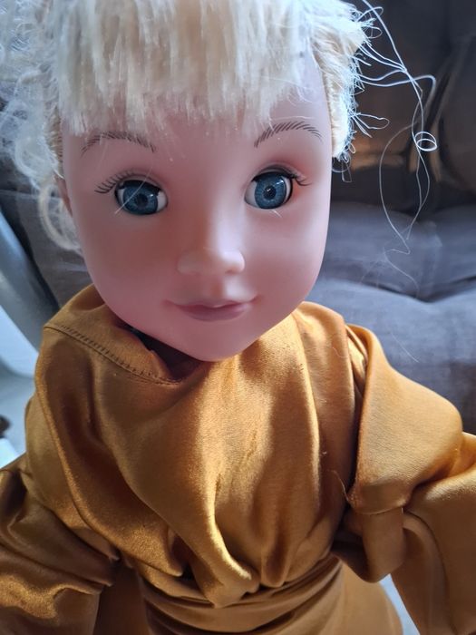 Papusa mare Ialia cu înălțimea de 75 cm blonda