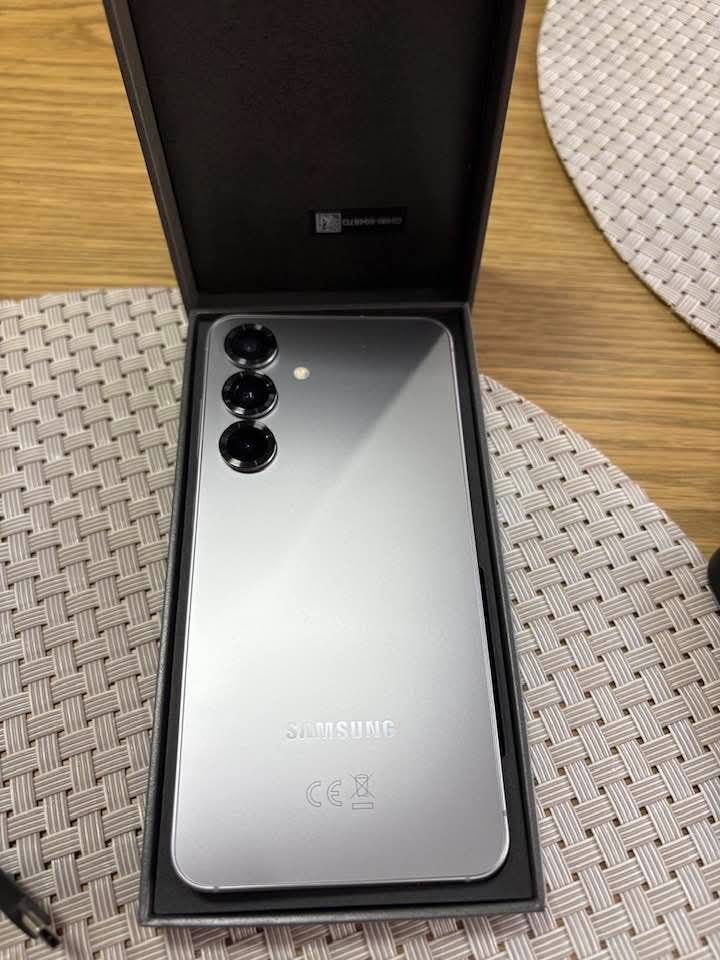 Продавам Samsung s25