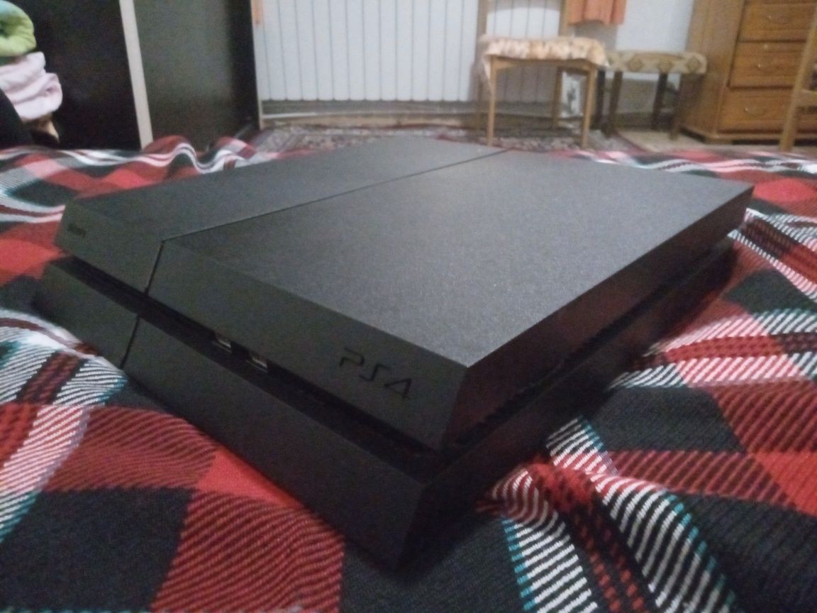 Playstation 4 с два джойстика и две игри