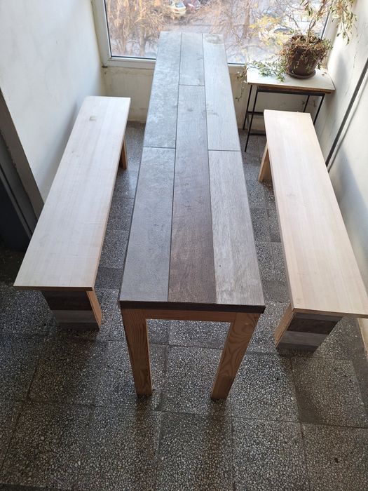 Маса с две пейки от естествено дърво