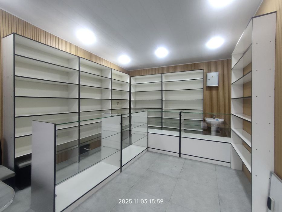 Срочно продаю полки и витражи для магазинов и аптек