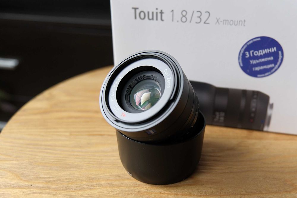 Zeiss Touit 32mm f/1.8 за Fujifilm