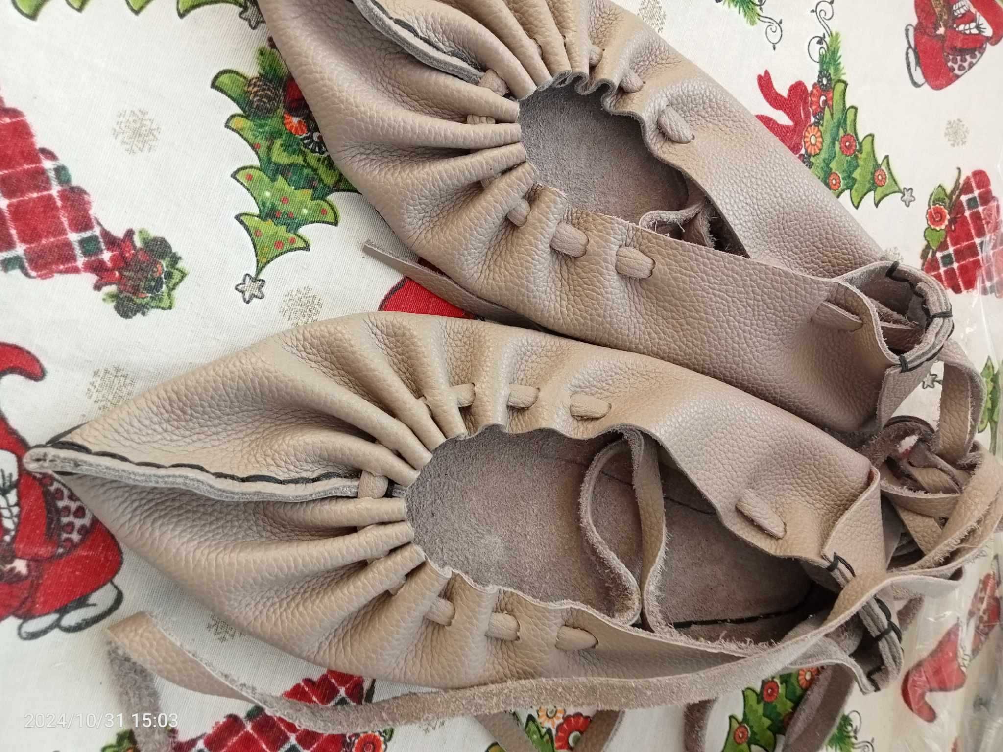 Opinci, crem-gri, lungime maxim 27cm, lățime 10 cm, cu talpă