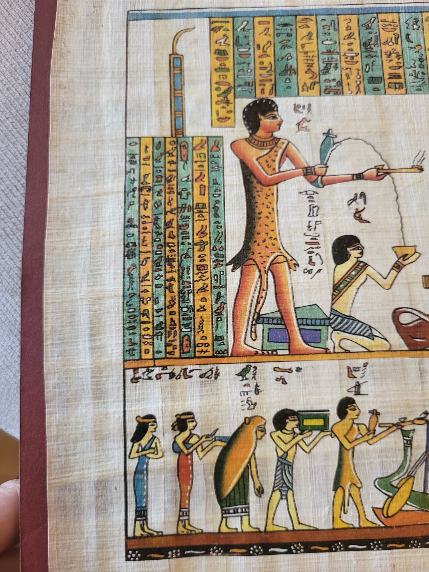 Египетски папирус в папка със сертификат