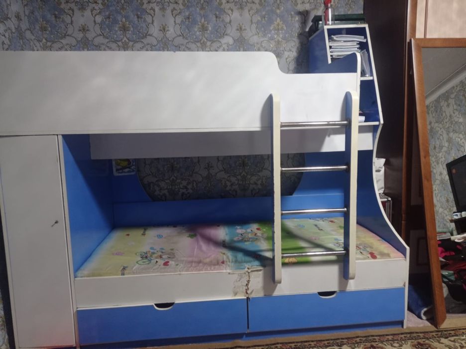 Отдам кровать за 1000теньге.Есть небольшой дефект.Самовывоз.