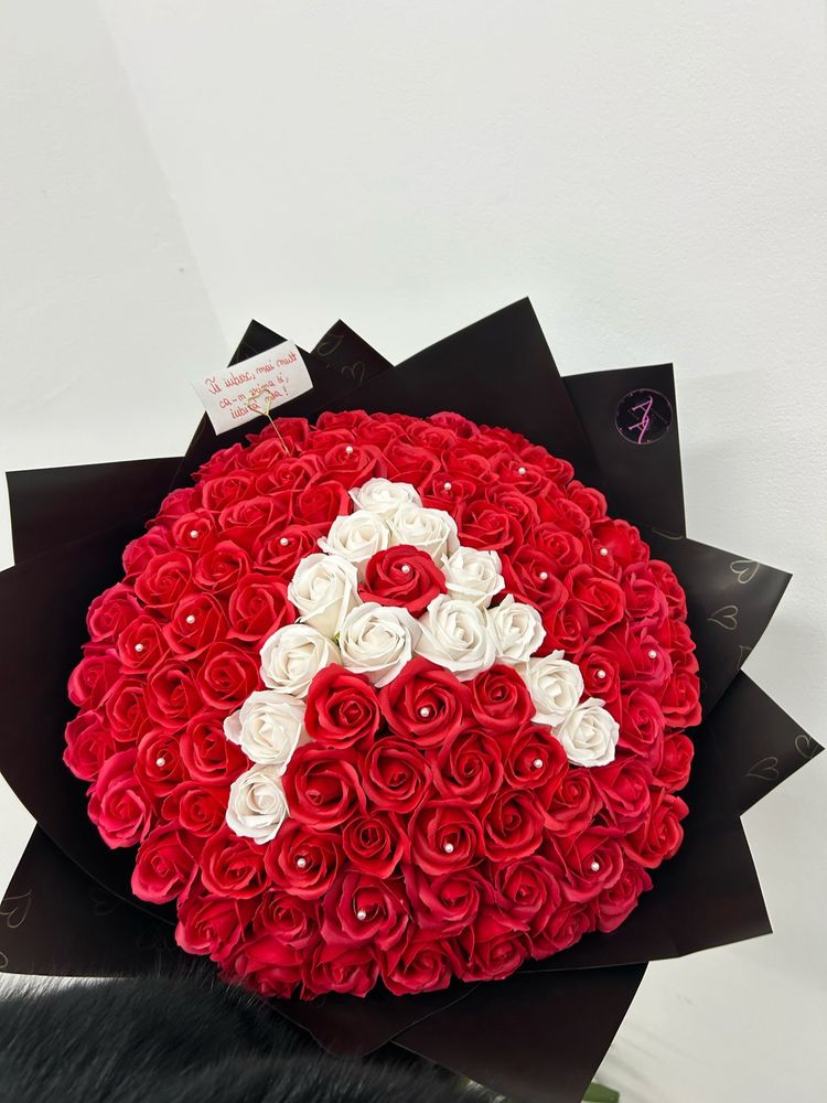 Buchet trandafiri sapun cu bilet personalizat si accesorii