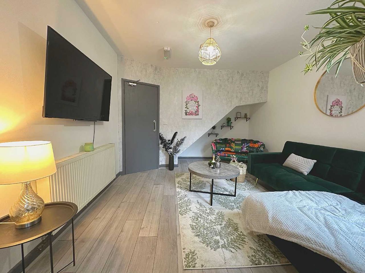 Дава се под наем Тристаен апартамент в София, Център - 74 кв.м за 561 € - Снимка #1