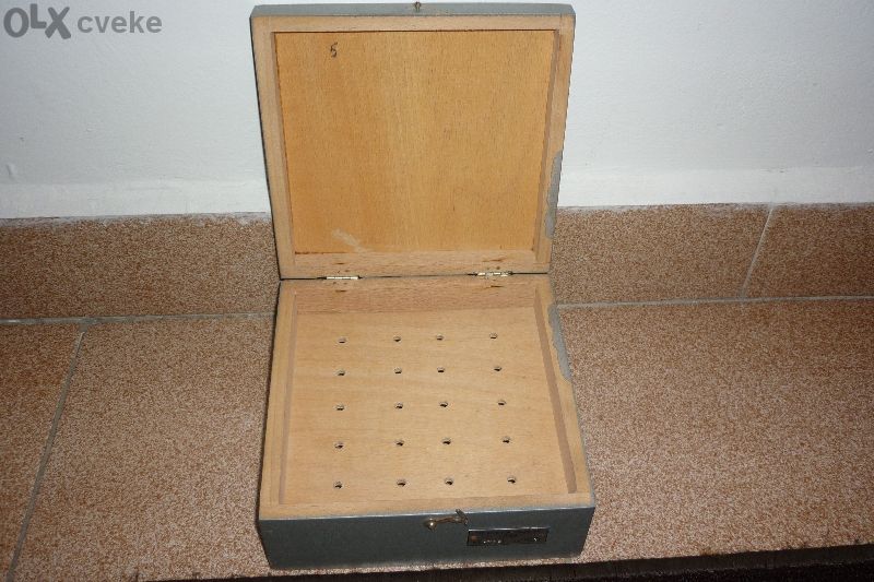 Стара учебна кутийка от 1971 година