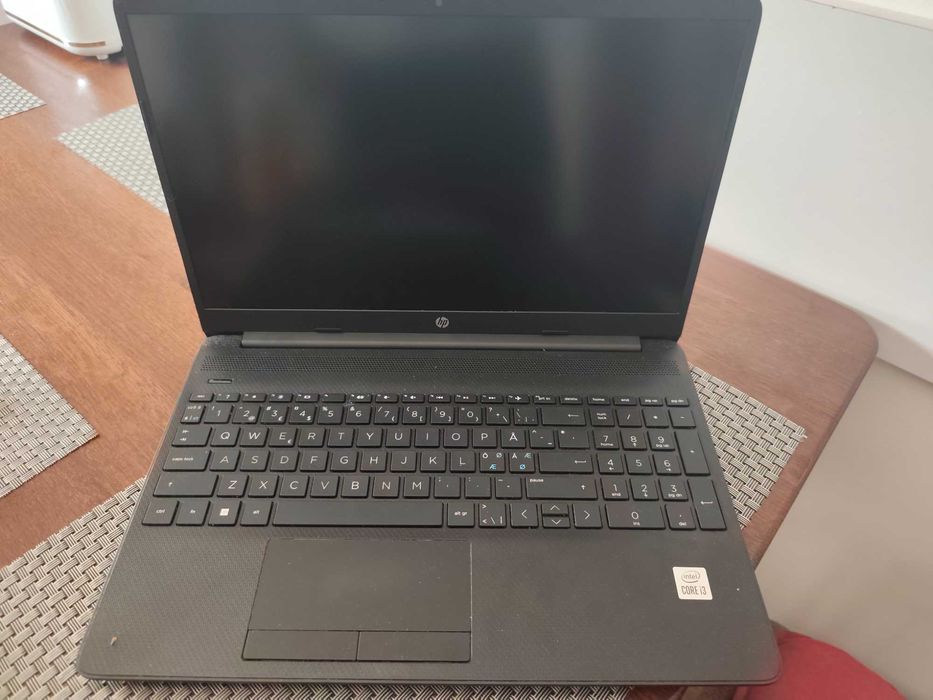 Vând 3 laptopuri utilizate dar functionale: Toshiba și 2 HP