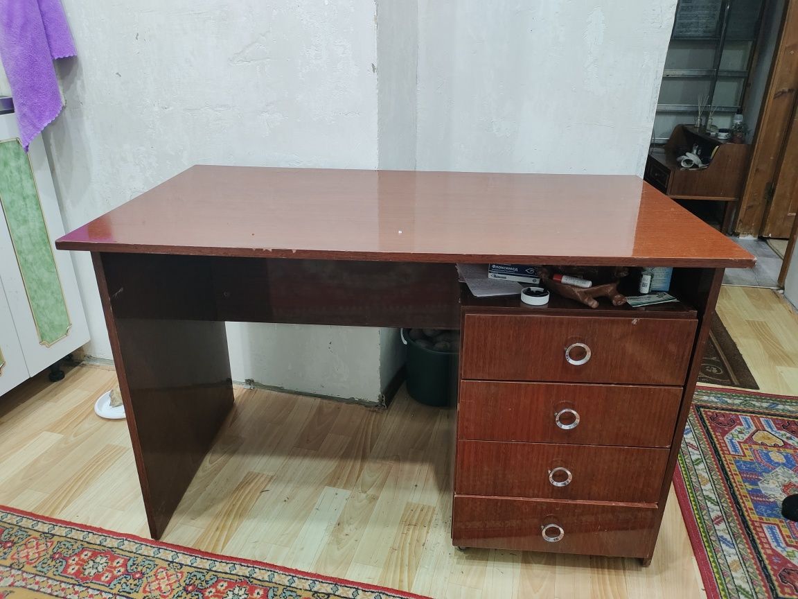 Продам стол полированный