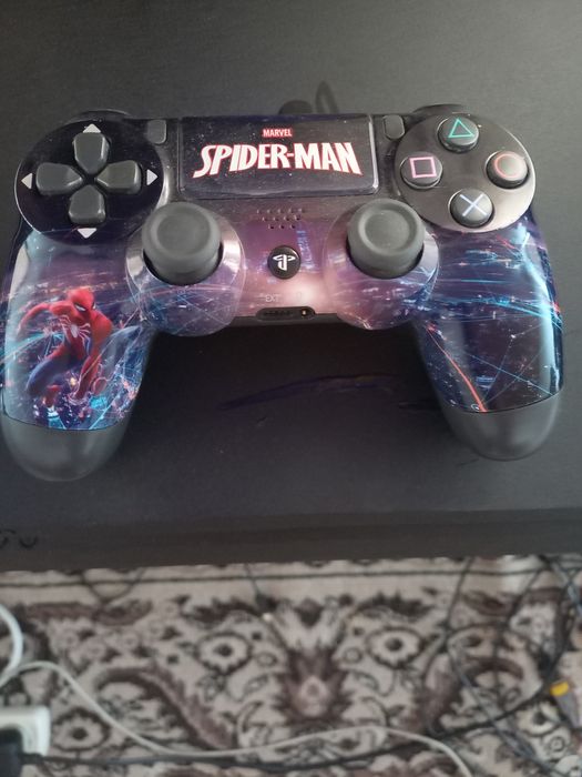 PS4 slim holati tiniq 500GB hotirasi 2 o'yin bor 1 djoystik bor plomba