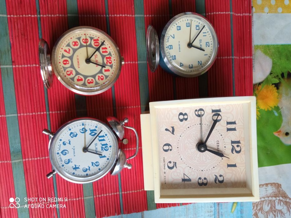 Сет от четири руски будилника Слава.