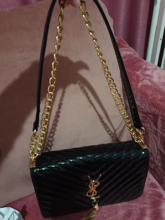 Vand geanta aproape noua