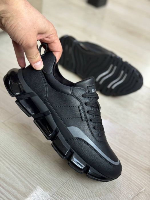 Krossovkalar kuz va qish uchun.