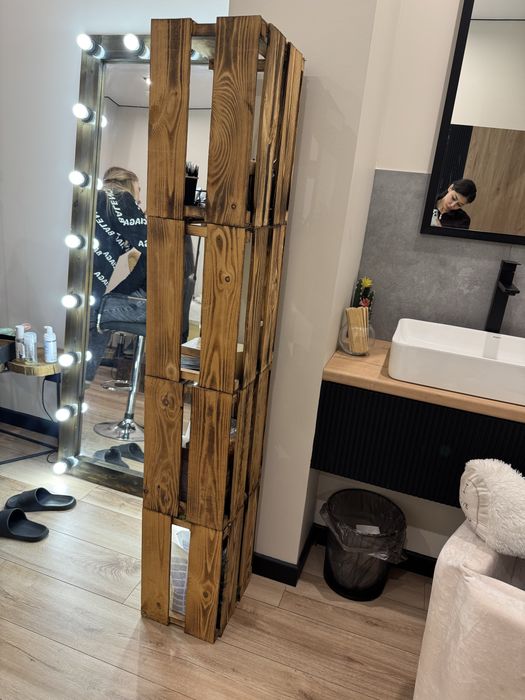 Деревянный стеллаж