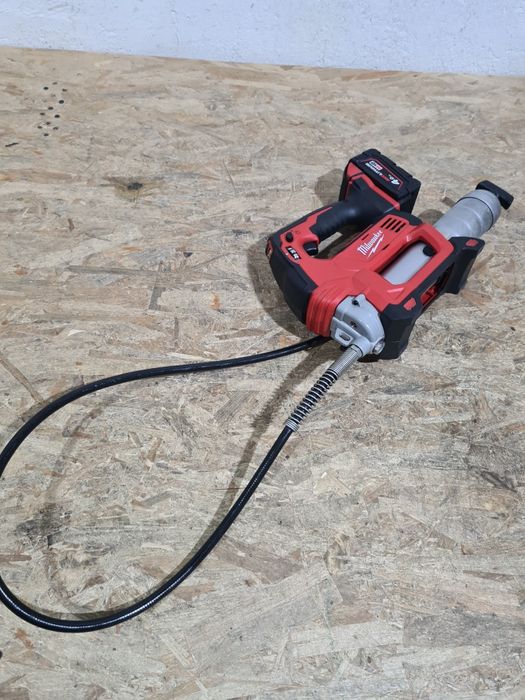 Gresor vaselina pentru utilaje agricole Milwaukee M18 GG