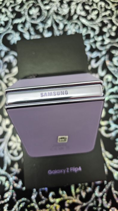 Samsung Galaxy Z Flip 4 – Ca nou! + Cutie originală + 3 huse cadou