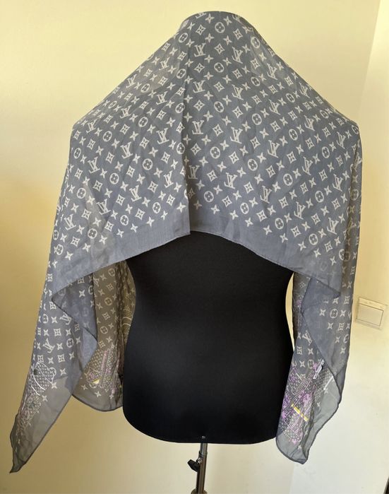Eșarfa Louis Vuitton , impecabila